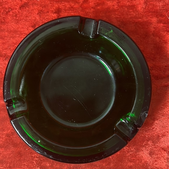 Green glass Carlsberg collectible ashtray. - Picture 2 of 4